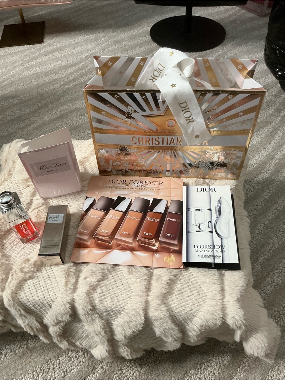 Dior gift package with gold & white festive bag and neutral samples - Picture 3 of 3